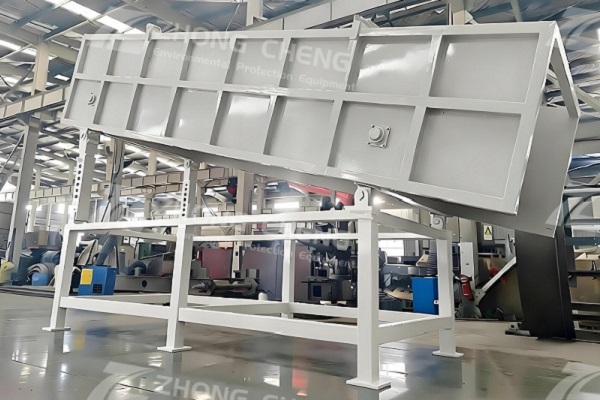 How does a Ballistic Screen separate waste materials?