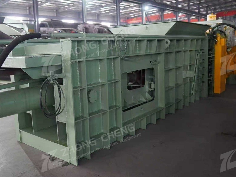 Horizontal garbage baler